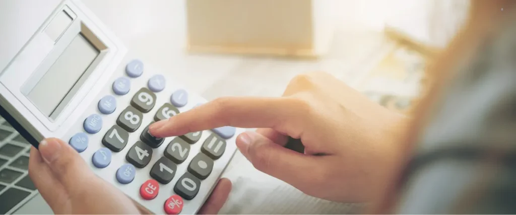 お金の計算をする主婦